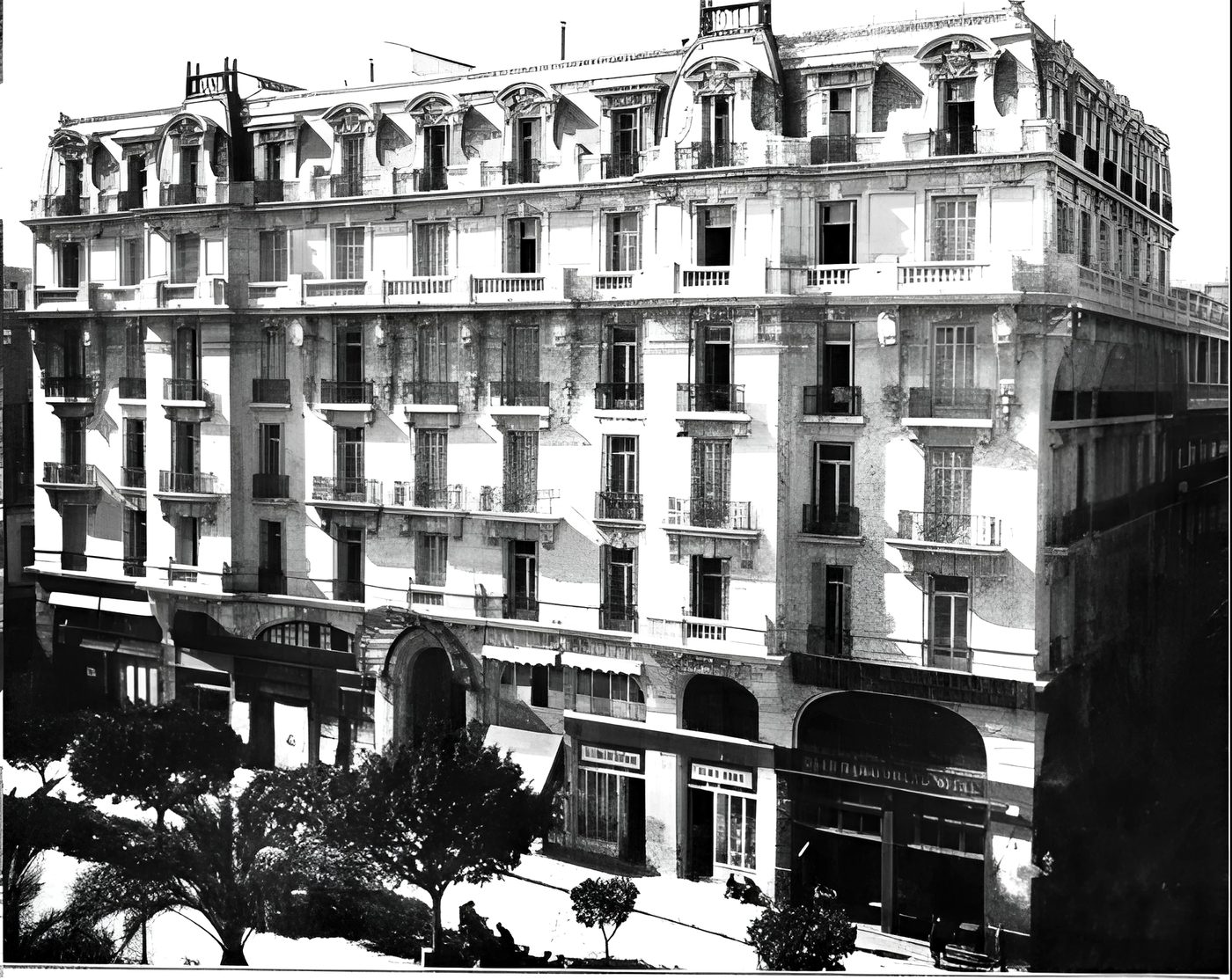 Tirage grand format de la façade vue depuis le square, arbres au premier plan.