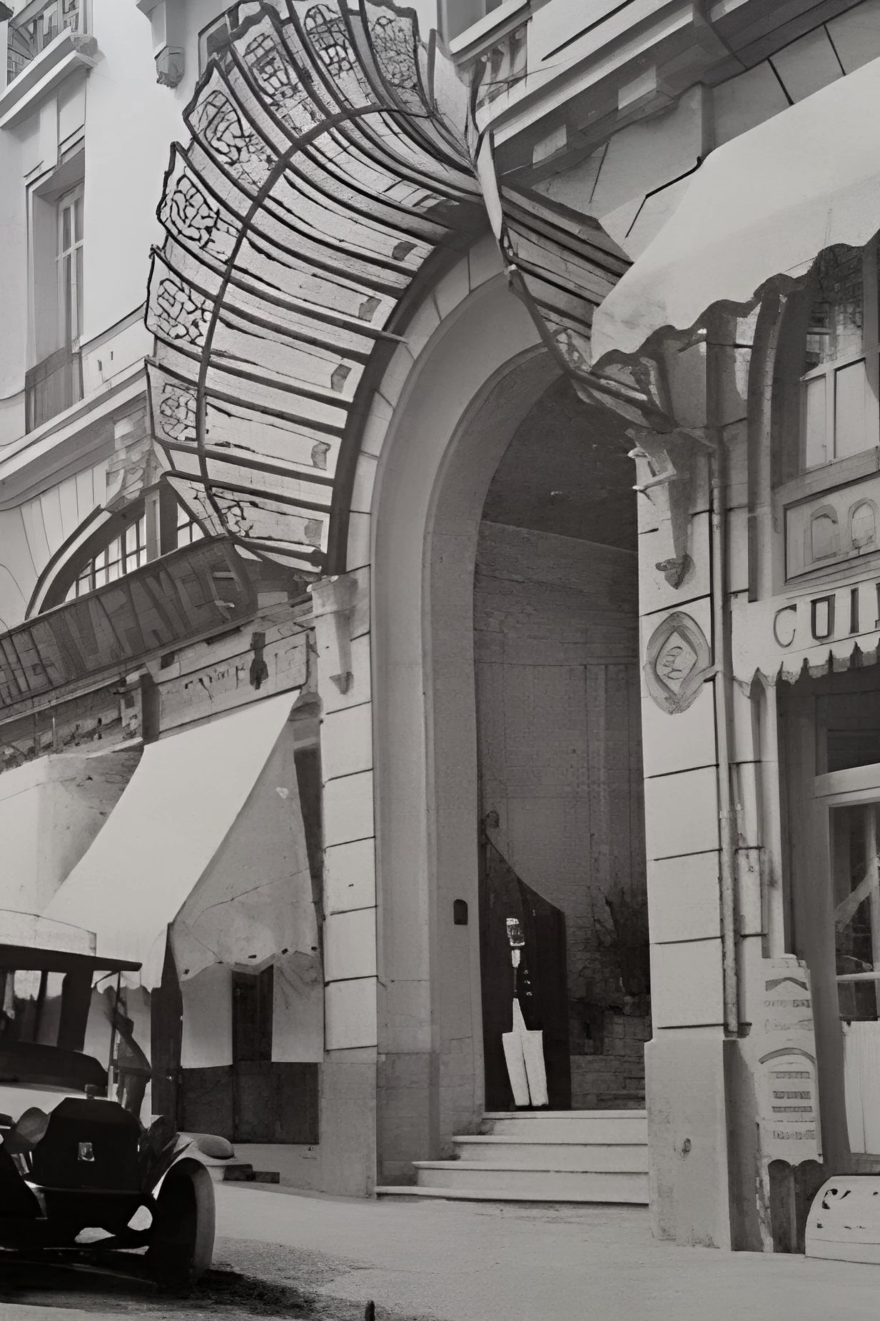 L’arcade d’entrée du Grand Hôtel Oran sous sa grande marquise en éventail de fer et de verre, photographie des années 1920