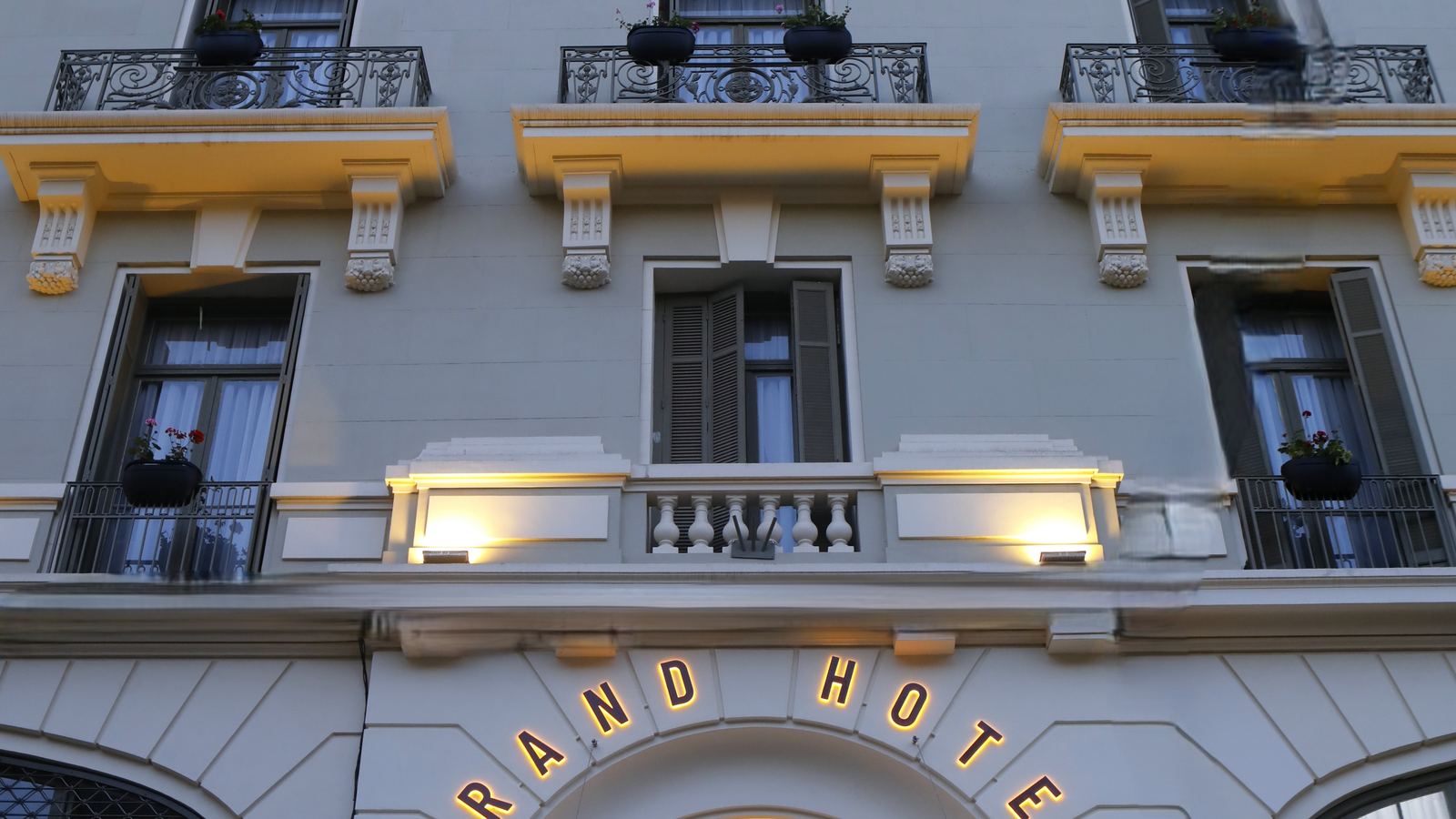 L’entrée de l’hôtel au crépuscule