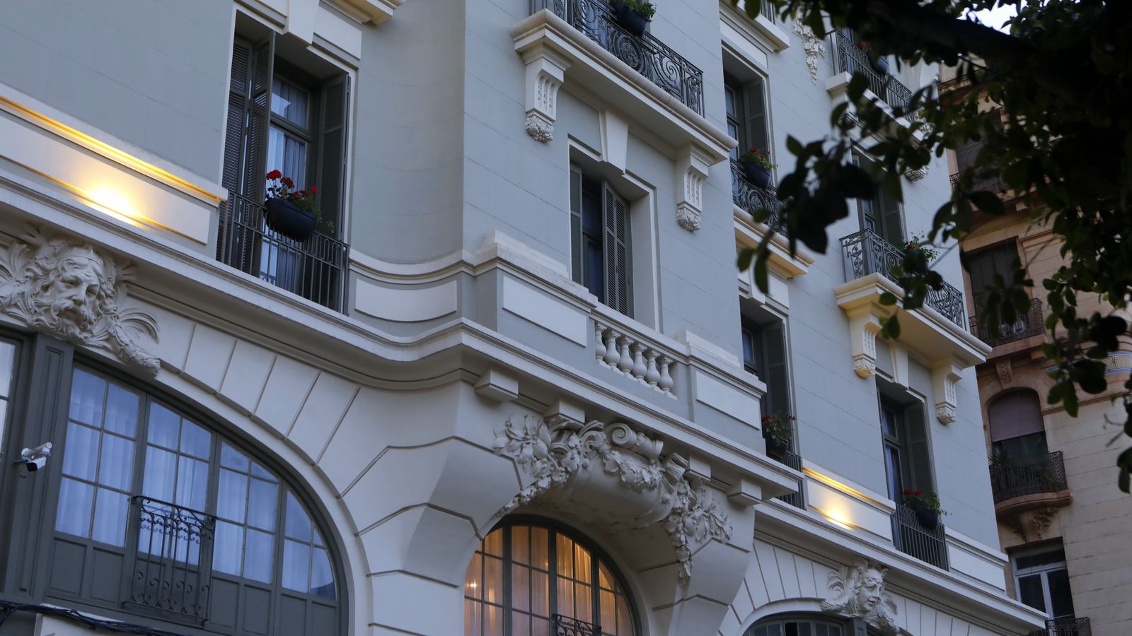 Détail de la façade : mascarons, consoles et ferronneries