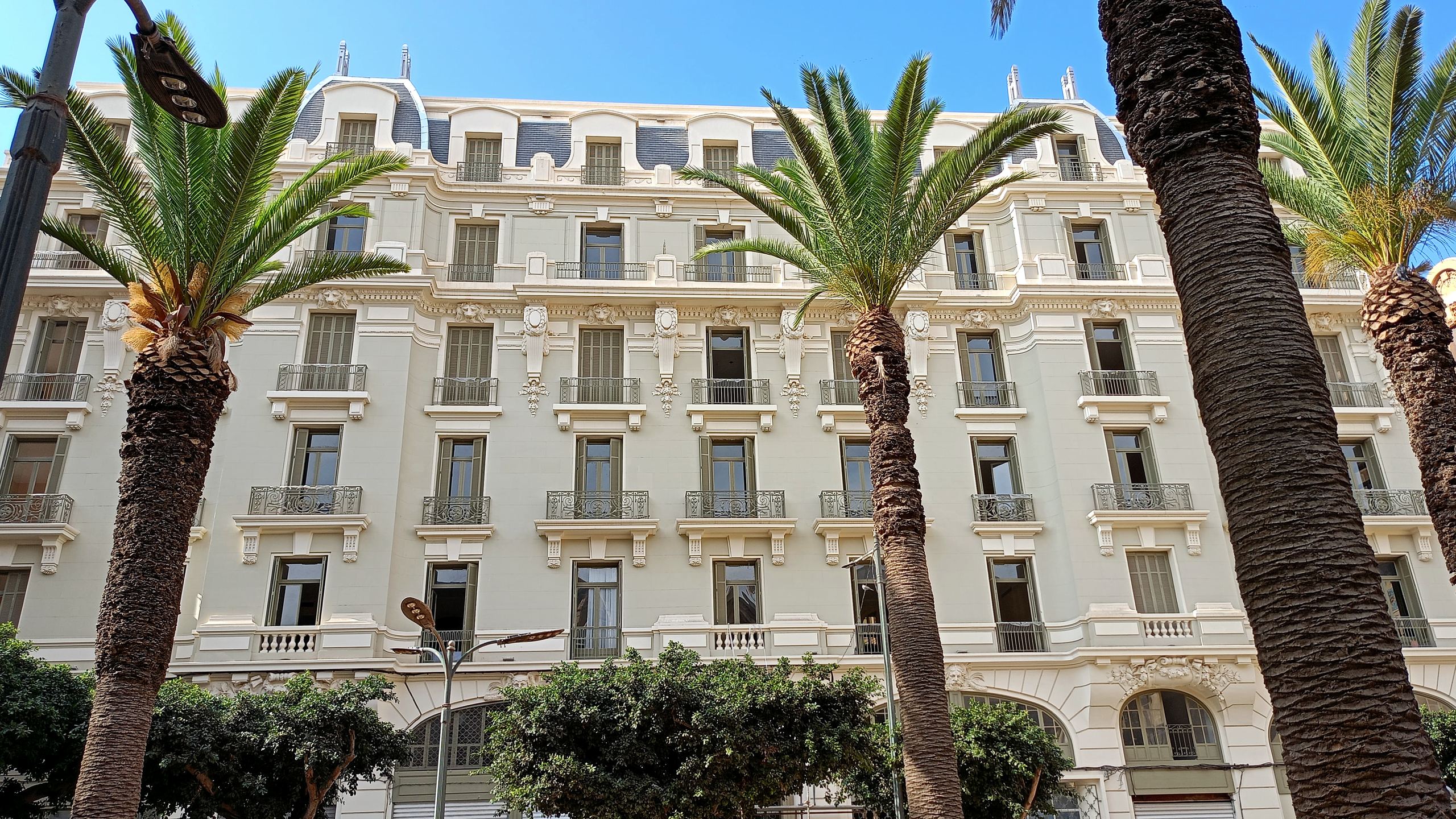 Façade du Grand Hôtel Oran vue depuis la place du Maghreb