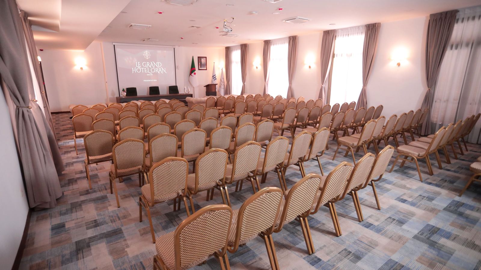 Salle de réunion en configuration théâtre